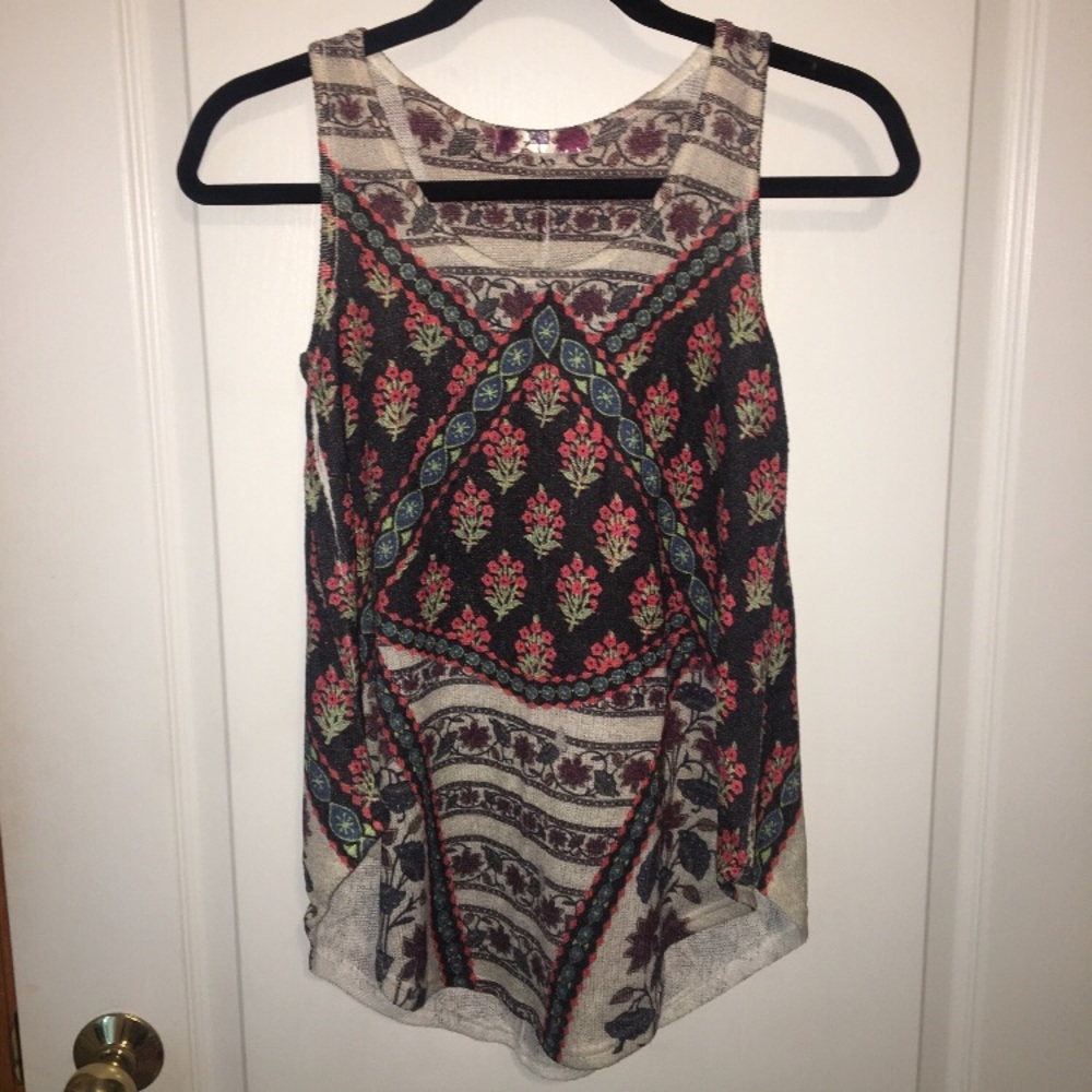 🌻 Sage floral top!